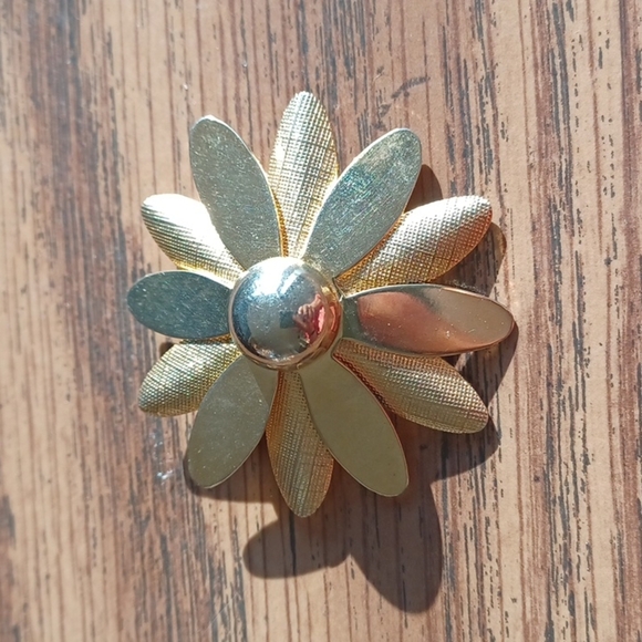 Vintage Sarah Coventry Brooch, gold-tone flower, approx 2" - Picture 1 of 3
